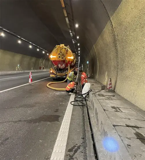 大东隧道排水渠清淤